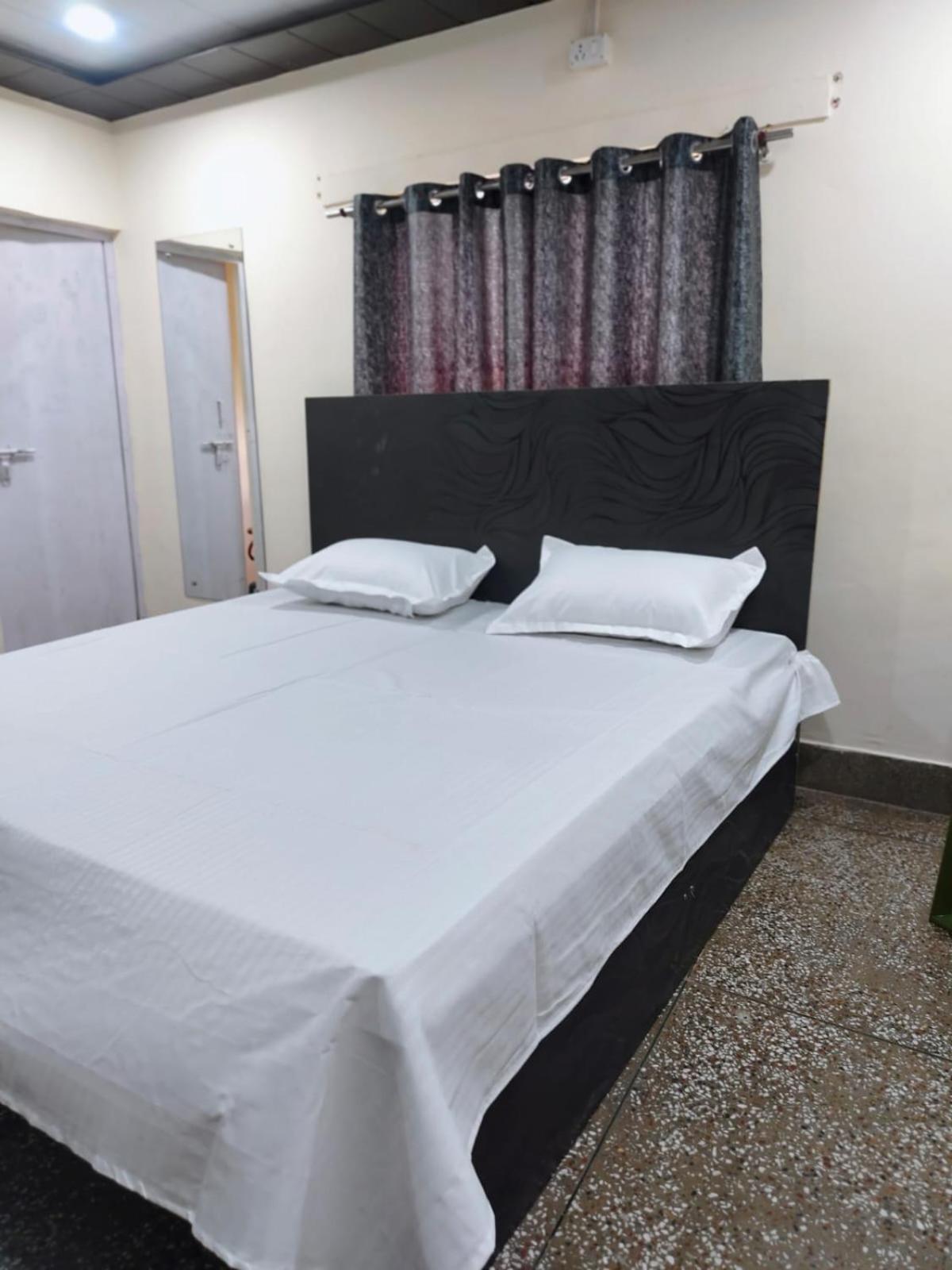Hotel Crystal Dreams Матхура Екстер'єр фото
